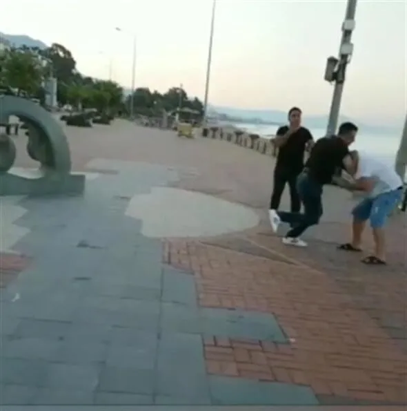 Rus turistler ile Türk gençlerin kavgası sosyal medya canlı yayınında-2