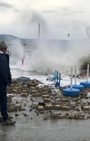 Marmara Denizi'nde ulaşıma lodos engeli