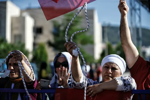Halk, FETÖ'cü hainler için darağacı kurdu-2