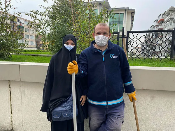 yolda-buldugu-500-bin-lirayi-sahibine-teslim-eden-temizlik-iscisine-1000-dolar-hediye-edildi-1634372421345.jpg Yolda bulduğu 500 bin lirayı sahibine teslim eden temizlik işçisi Adem Cevahi'e 1000 dolar hediye edildi-5