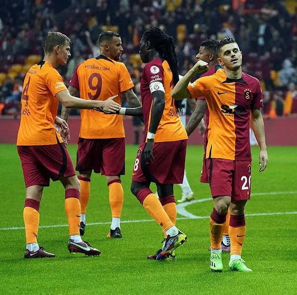 ligde-sikinti-ceken-galatasaray-ztkda-patladi-aslan-7-gol-atarak-uzerindeki-olu-topragini-savurdu-1666227237115.jpeg Ligde sıkıntı çeken Galatasaray ZTK'da patladı! Aslan 7 gol atarak üzerindeki ölü toprağını savurdu-4