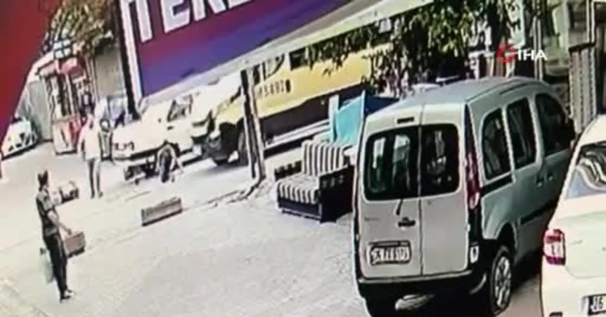 Son dakika: Esenyurt'ta korku dolu anlar: Minibüs çocuğa çarptı, sürücüye çevredekiler saldırdı