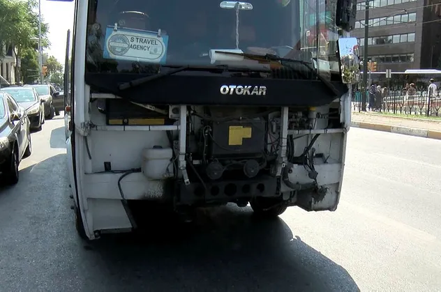 Beşiktaş'ta minibüs tramvaya çarptı