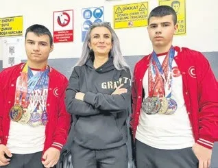 Bursa’nın ikizleri Berat ve Burak Coşkun bilek güreşinde dünyayı salladı