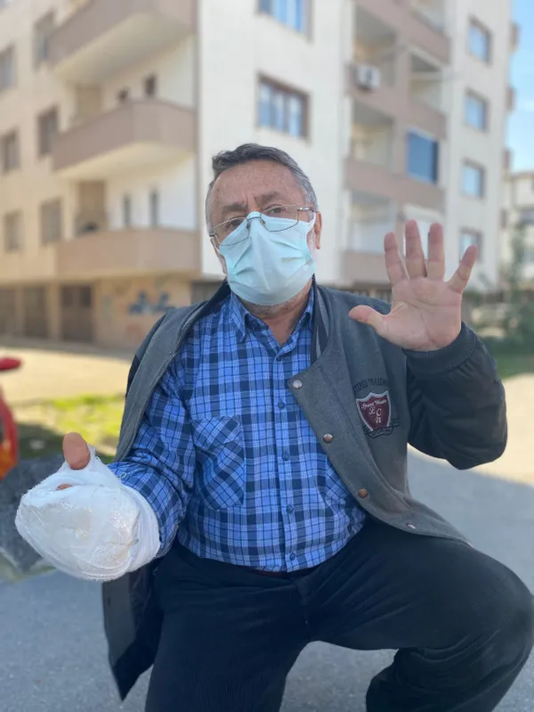 sakarya-erenlerde-59-yasindaki-bir-kisi-yola-konulan-mantar-taslara-6-kez-takilarak-dustu-en-sonunda-kolunu-kesti-1607600148480.jpg Sakarya Erenler'de 59 yaşındaki bir kişi yola konulan mantar taşlara 6 kez takılarak düştü en sonunda kolunu kesti-3