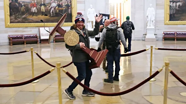 abdde-kongre-baskininda-siddete-karisanlar-gozaltina-aliniyor-1610217981126.jpg ABD'de Kongre baskınında şiddete karışanlar gözaltına alınıyor-4