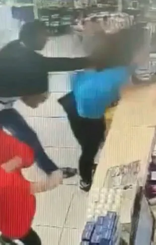 Eczaneden ilaç alırken hayatının şokunu yaşadı! Genç kadına yumruklu saldırı kamerada! Yer: Gaziosmanpaşa