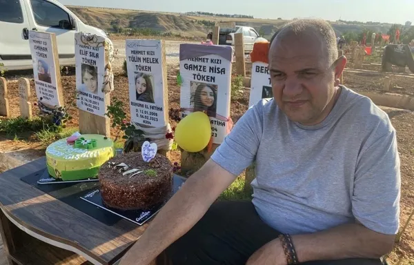 1687849470195.jpg En acı doğum günü! Depremde hayatını kaybeden kızının çok istediği pastayı mezarına götürdü-3