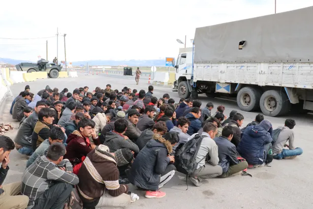Erzincan'da kamyon kasasında 10 gün... 100 düzensiz göçmen yakalandı-1