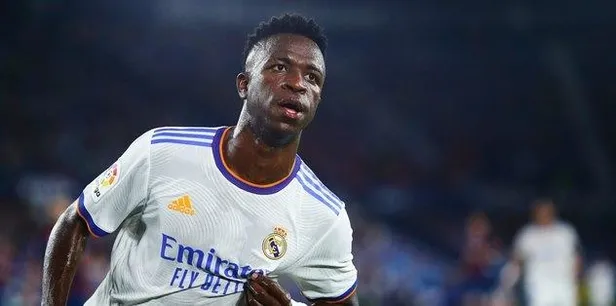 UEFA Şampiyonlar Ligi'nde sezonun en iyi 11'i belli oldu-12