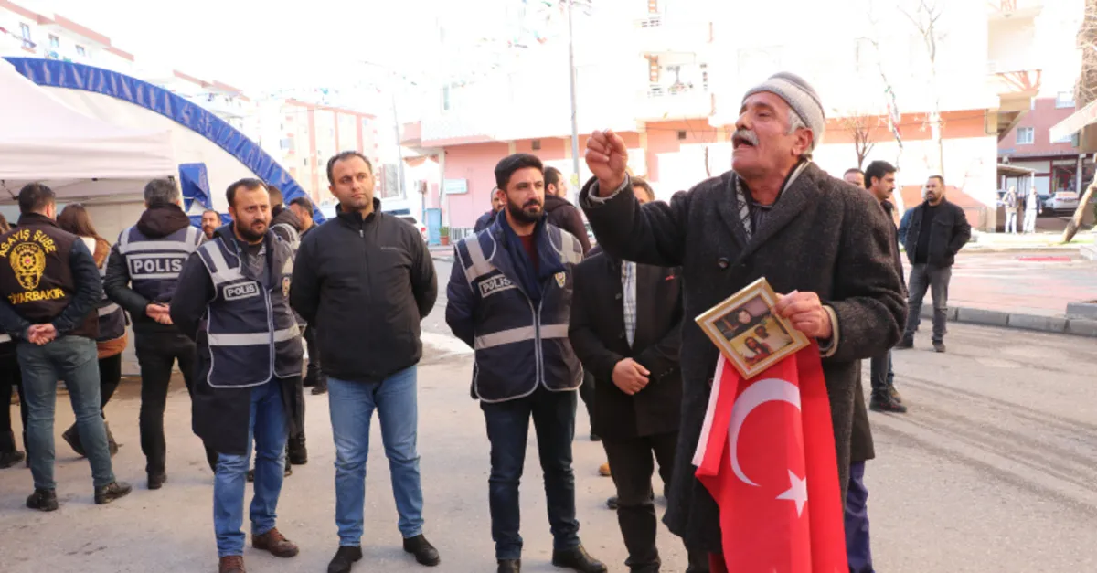 Acılı babadan HDP’ye Türk bayraklı tepki