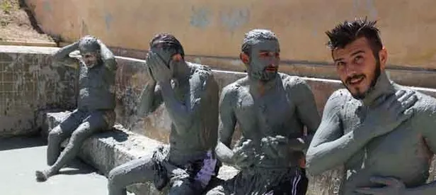 Şifayı çamurda aradılar