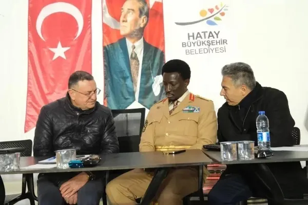 lutfu-savas-sokta-afrika-prensi-diye-agirladigi-kisi-sosyal-medya-fenomeni-cikti-1676968867639.jpeg Lütfü Savaş trollendi: 'Afrika prensi' diye ağırladığı kişi gece kulübü işletmecisi ve müteahhit çıktı!-5