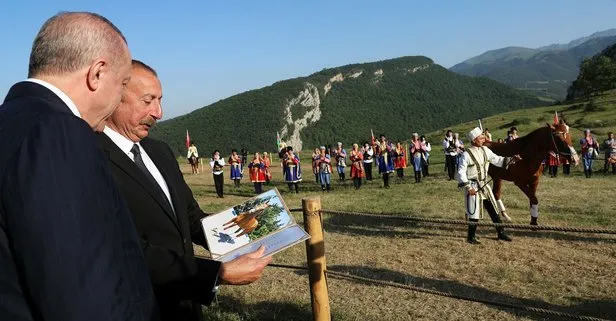Başkan Erdoğan’ın Şuşa ziyaretine damga vuran an! Aliyev at hediye etti