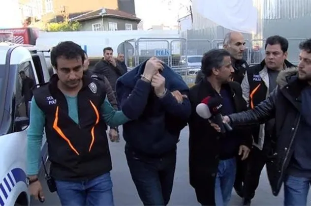 Senegalli turiste hakaret eden taksici tutuklandı
