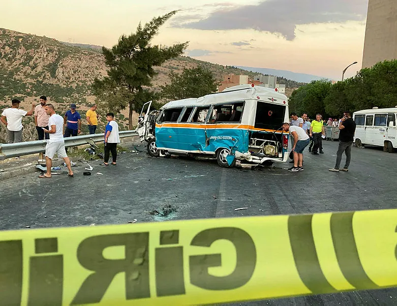İzmir’de feci kaza! Midibüs ile dolmuş birbirine girdi