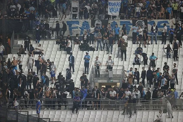 fransada-alcak-provokasyon-marsilya-taraftari-yunanistan-ve-ermenistan-bayragi-acti-polisten-gsaraylilara-sert-mudahale-1633029489099.jpeg Fransa'da alçak provokasyon! Marsilya taraftarı Yunanistan ve Ermenistan bayrağı açtı, polisten G.Saraylılara sert müdahale-3