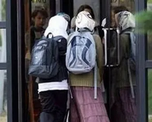 Müslüman erkek öğrencilere tokalaşma zorunluluğu