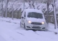 SON DAKİKA: Kağıthanede sokaklar buz pistine döndü! Kaza anı kamerada