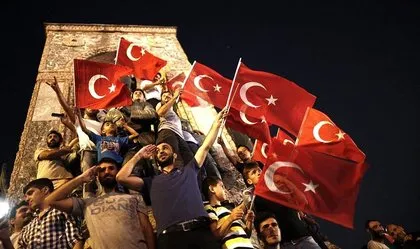 Türk milleti demokrasi nöbetinde!