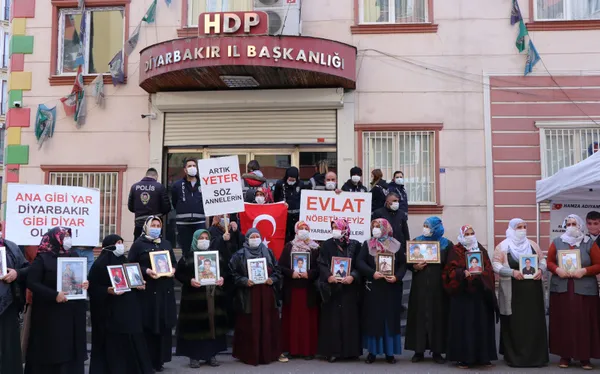 son-dakika-hdp-herkes-icin-adalet-kampanyasi-baslatacak-1612774039724.jpg SON DAKİKA: HDP "Herkes İçin Adalet" kampanyası başlattı-3
