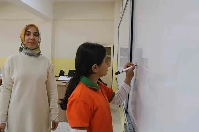 super-hizli-tren-mujdesi-ulastirma-bakani-abdulkadir-uraloglu-duyurdu-ankara-istanbul-arasi-80-dakikaya-inecek-1700803129608.jpeg Onlara ne kadar teşekkür etsek az! Yaşadıkları acıların üstünden öğrencileri ile geldiler! Fedakarlıkları takdir topladı-4