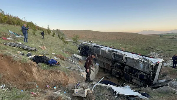 son-dakika-nigdede-ogrencileri-tasiyan-otobus-devrildi-olu-ve-yaralilar-var-1653192895724.jpg SON DAKİKA! Niğde'de AK Parti programından dönen otobüs devrildi! Kazanın nedeni belli oldu-2