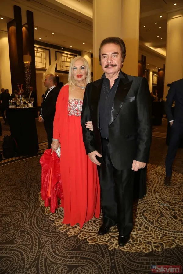 Emre Ve Komşusu Karşılıklı Olarak Birbirlerine Bağırdı. Tartışmayı Gören Bir Kişi, Sakinleştirmek İçin Yanlarına Geldi.