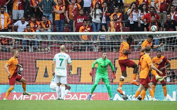 galatasarayin-yildizi-fernando-muslera-alanyaspor-kalecisi-serkan-kirintilinin-uzerine-yurudu-1632117921920.jpg
