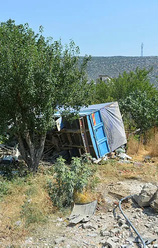 Freni boşalan kamyon bahçeye uçtu! Yaralılar var