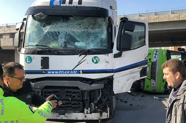 İzmit'te feci kaza! Halk otobüsüyle tır çarpıştı yaralılar var