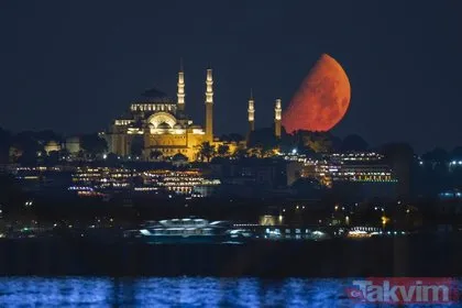 İstanbul’da kartpostallık görüntüler... Yarım ay büyüledi