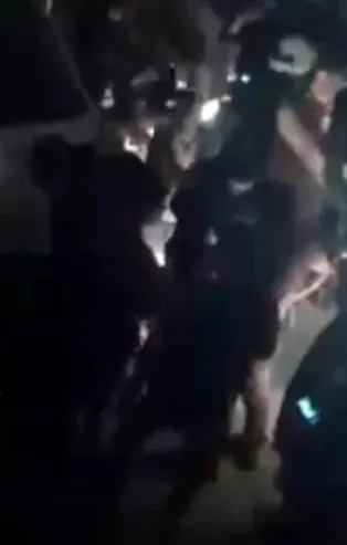 Esenyurt'ta oğlunu döven gençleri döner bıçağı ile kovaladı