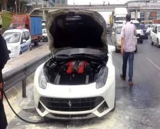 E-5’te Ferrari yandı, trafik karıştı