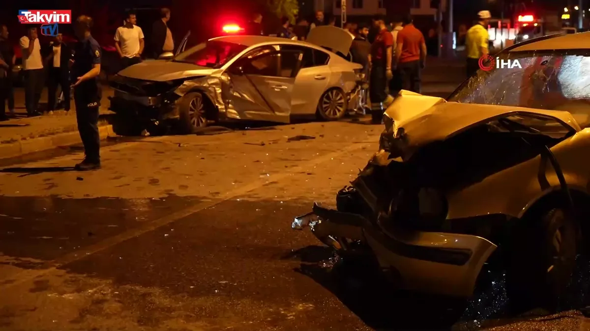 Otomobiller kafa kafaya çarpıştı: 5 yaralı