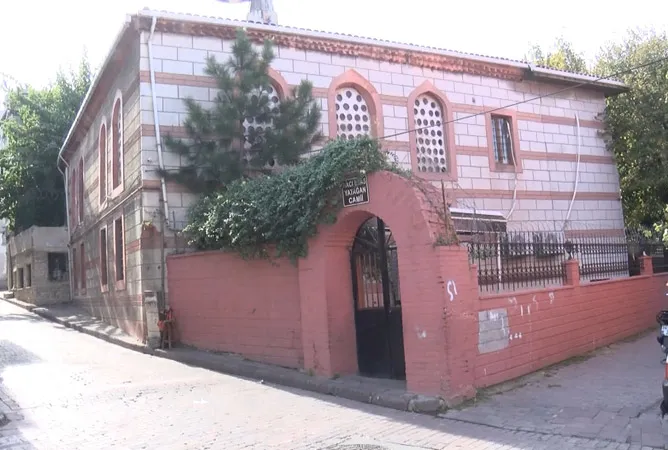 Cenaze namazını kılarken canlandı