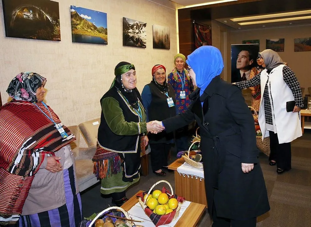 Emine Erdoğan, kadın çiftçilerle bir araya geldi-3