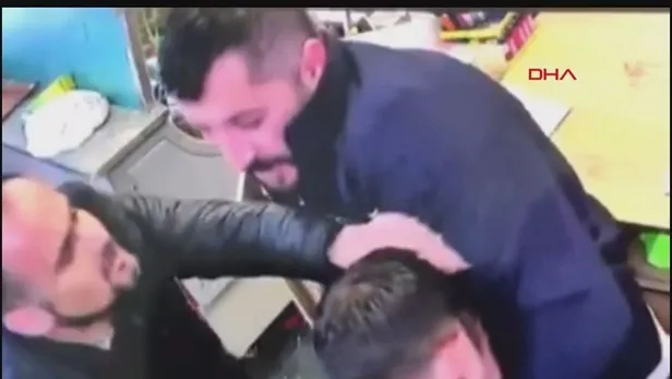 esenyurtta-2-kisinin-oldugu-tekel-bayisine-ait-yeni-goruntuler-ortaya-cikti-baba-canturk-erzen-hakkinda-sok-id-1690968578318.jpeg Esenyurt'ta 2 kişinin öldüğü tekel bayisine ait yeni görüntüler ortaya çıktı! Baba Cantürk Erzen hakkında şok iddia-7