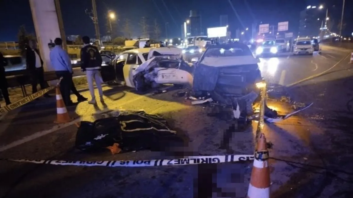 Kadıköy’de emniyet şeridinde duraklayan sürücüye arkadan gelen araç çarptı: 1 ölü