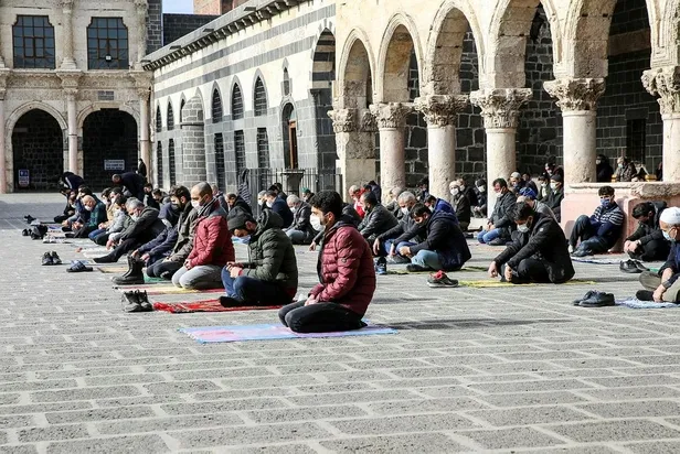 2021'in ilk sosyal mesafeli cuma namazı kılındı!-5