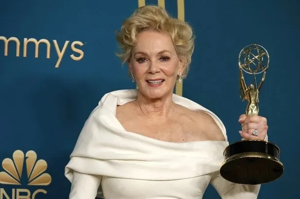 emmy-odulleri-kazananlar-tam-liste-2022-74-emmy-odulleri-sahiplerini-buldu-emmy-odullerini-kimler-aldi-kadin-e-1663059147315.jpeg Emmy ödülleri kazananlar TAM LİSTE 2022! 74. Emmy Ödülleri sahiplerini buldu! Emmy Ödüllerini kimler aldı? Kadın, erkek oyuncu...-6