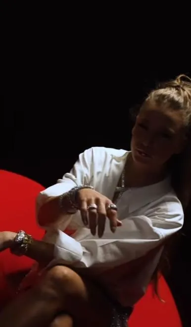 unluler-akin-etti-eski-asiklar-berrak-tuzunatac-ve-uraz-kaygilaroglu-kose-kapmaca-oynadi-seranay-sarikaya-ise-1667597416915.jpeg Yıldızların pişti gecesi! Eski aşıklar Berrak Tüzünataç ve Uraz Kaygılaroğlu köşe kapmaca oynadı - 6