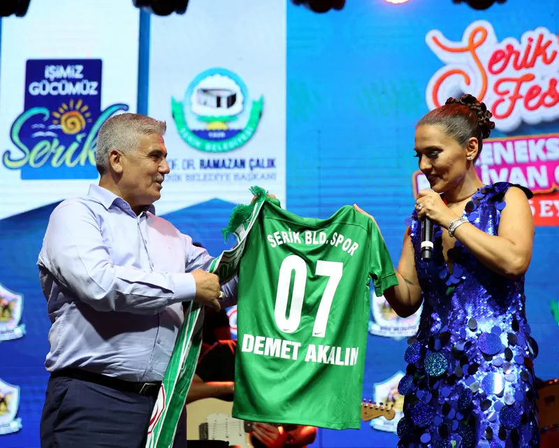 Demet Akalın boşanmanın ardından ilk konserini verdi!Bir detay dikkatlerden kaçmadı - 3