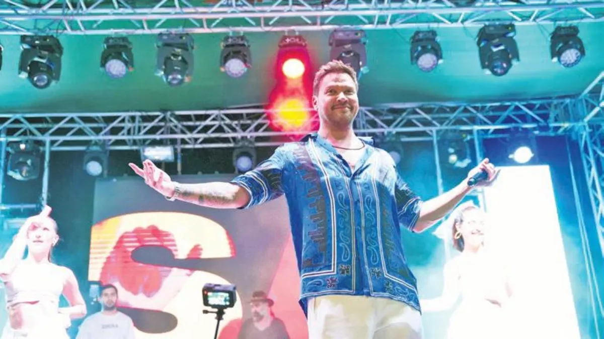 Sinan Akçıl'dan Tarkan'a çiçekli gönderme: Ben size saygısızlık yapmam!