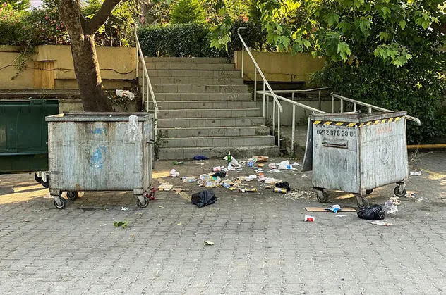 Caddebostan'da utandıran manzara! Sosyal mesafeye uymadılar, çöp yığını bıraktılar