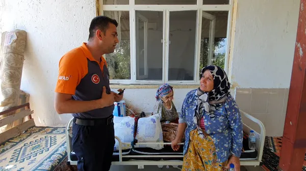 son-dakika-yanan-evinin-onunde-yerde-yatan-yasli-kadin-fotografiyla-yapilan-algi-yalan-cikti-kizi-soyledi-annemi-oraya-ben-yatirdim-1627985660936.jpg SON DAKİKA: Yanan evinin önünde yerde yatan yaşlı kadın fotoğrafıyla yapılan algı yalan çıktı! Kızı söyledi: Annemi oraya ben yatırdım-10