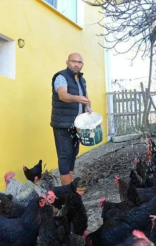 Hobi olarak başladığı tavukçulukta 3 bin hayvana ulaştı! Aylık 25 bin lira kazanıyor