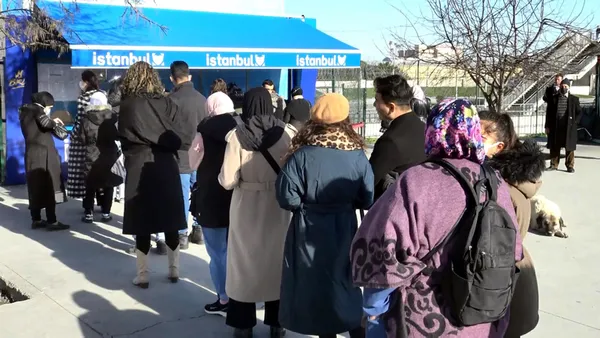 istanbulda-yine-kuyruk-avcilarda-istanbul-kartlarini-yenilemek-isteyen-ogrenciler-metrelerce-kuyruk-olusturdu-1643637977284.jpg