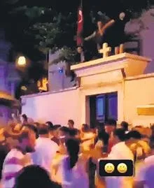 İstanbul Kadıköy'de bir grup önceki akşam eğlencenin dozunu kaçırdı! Kilise duvarında göbek attılar-2