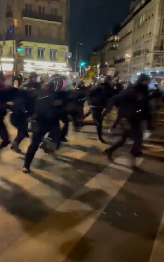 fransada-macron-secimi-kazandi-pariste-protestolar-basladi-sokaklar-karisti-1650839286920.jpg Fransa'da Macron seçimi kazandı Paris'te protestolar başladı! Sokaklar karıştı...-3